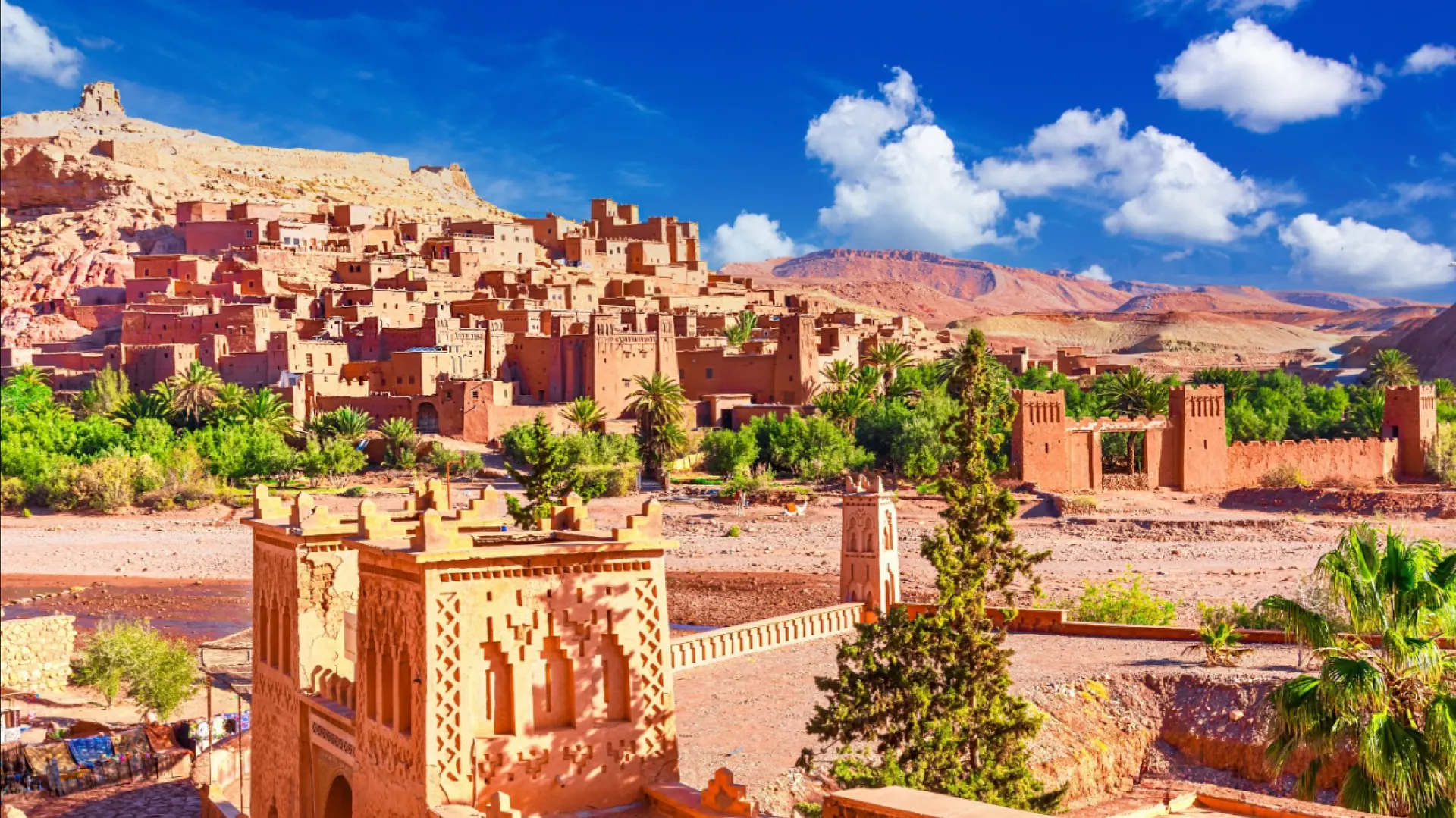 La kasbah d’Aït Ben Haddou sous un ciel bleu